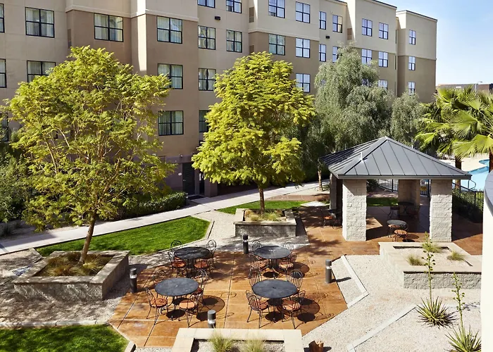 Courtyard Phoenix North / Happy Valley